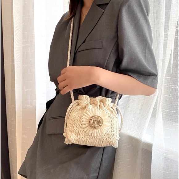 🌻 Floral Appliqué Straw DrawString Design Crossbody Bucket Bag - Picture 4 of 10